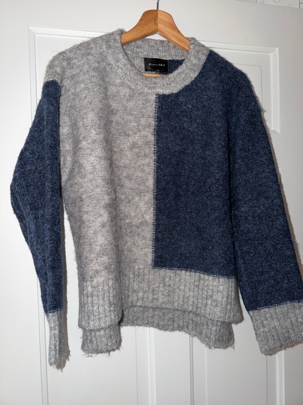 Line and dot sweater size small